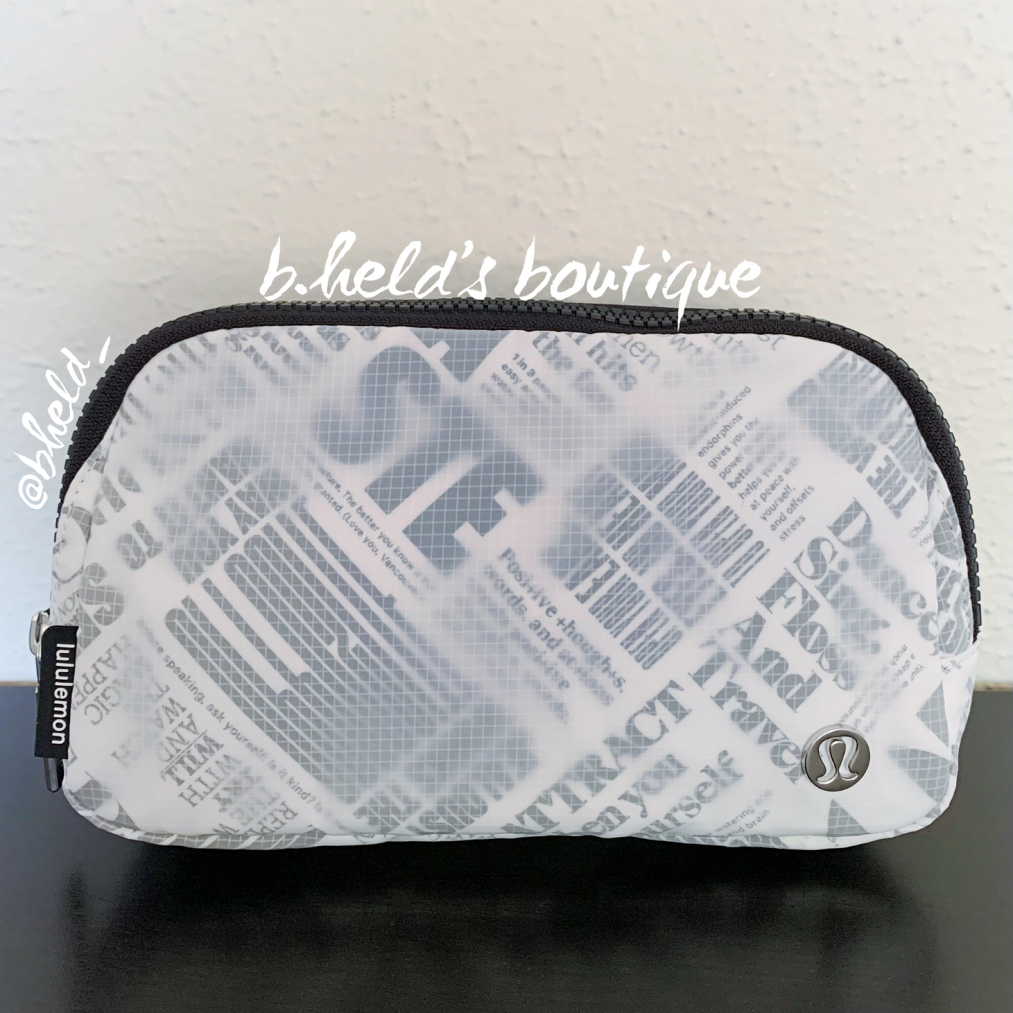 lululemon Everywhere Belt Bag *Manifesto Print (1 L) in White/Black, One Size