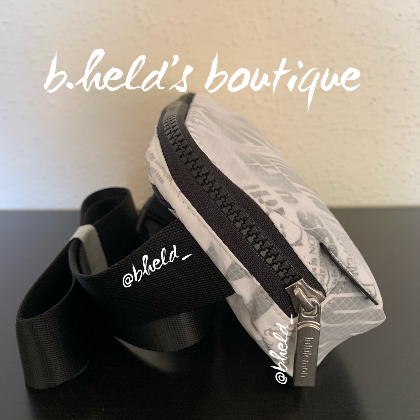 lululemon Everywhere Belt Bag *Manifesto Print (1 L) in White/Black, One Size