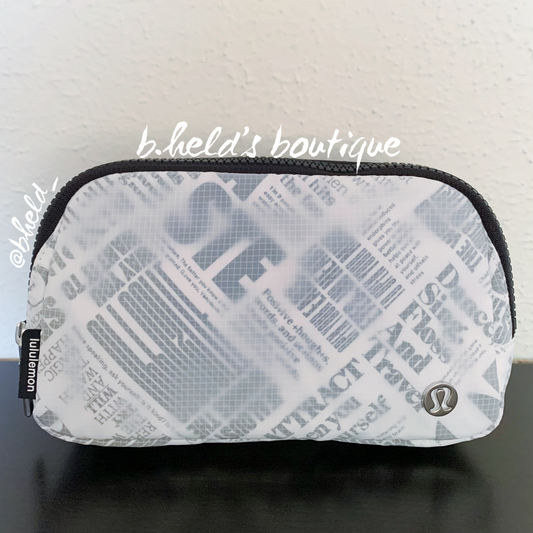 lululemon Everywhere Belt Bag *Manifesto Print (1 L) in White/Black, One Size