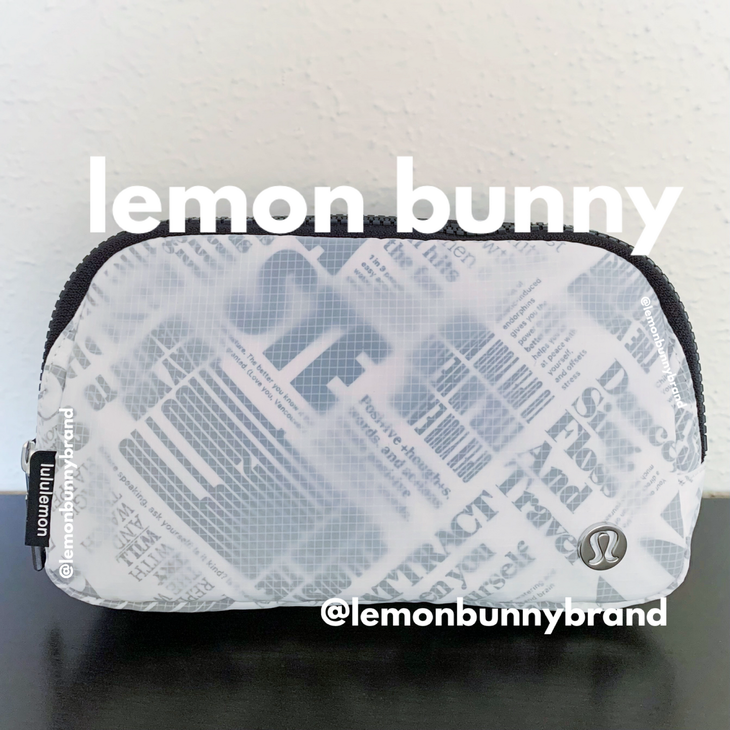 lululemon Everywhere Belt Bag *Manifesto Print (1 L) in White/Black, One Size